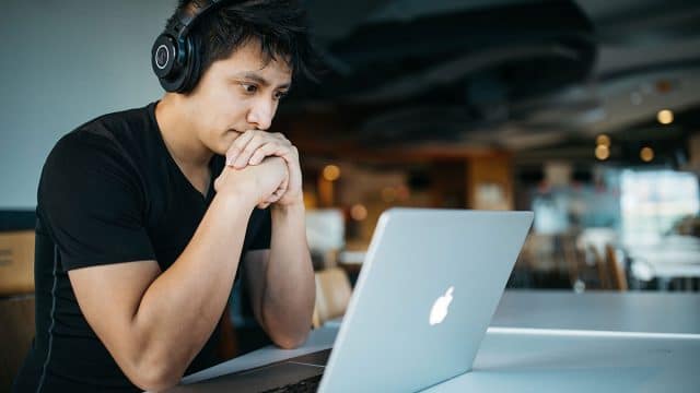 Jovens Gênios é startup brasileira com app para desenvolvimento de estudo remoto. Foto: Wes Hicks/Unsplash
