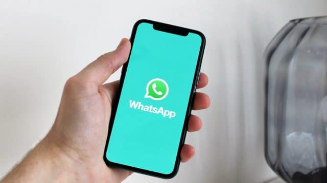 celular com whatsapp abrindo