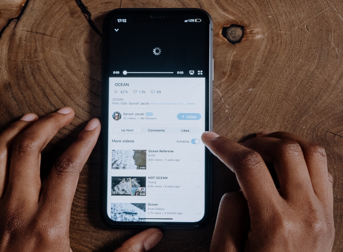 Usuário rolando a seção de recomendações no YouTube