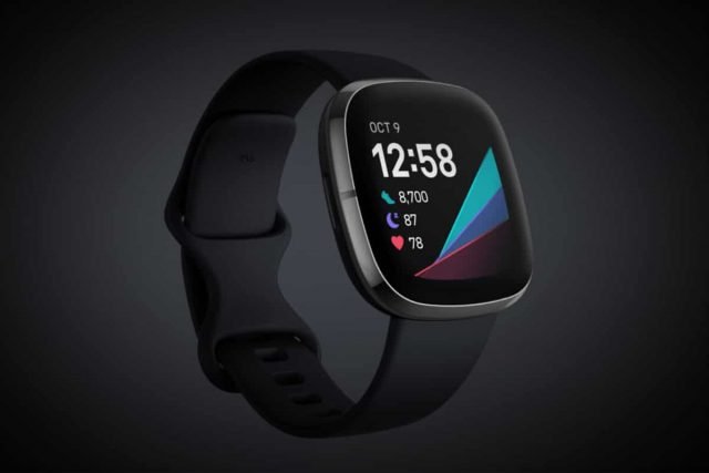 Imagem mostra um smartwatch Versa 3, da Fitbit. Empresa está conduzindo estudo para desenvolver um novo método de avaliação da pressão sanguínea por meio de seus acessórios