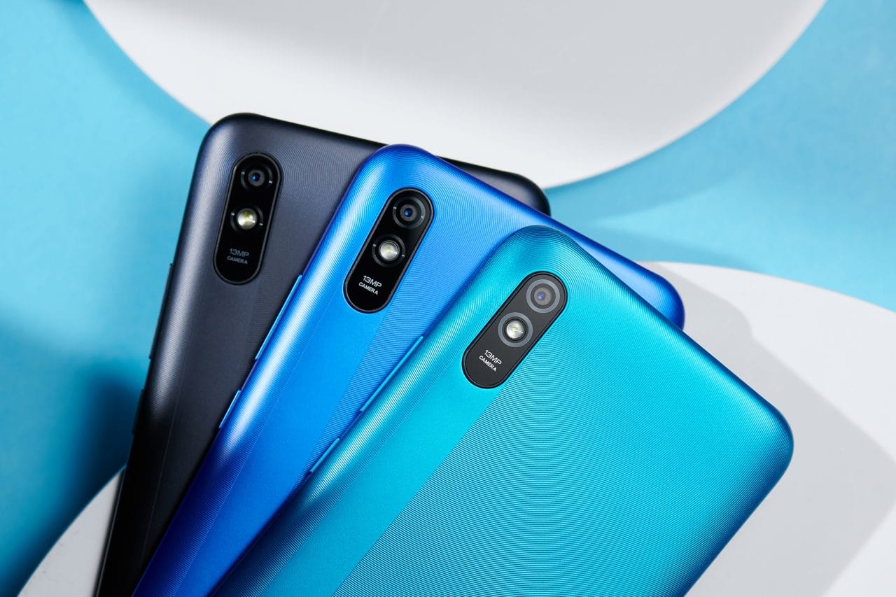 Montagem com três celulares de entrada da Xiaomi que utilizam a MIUI, interface personalizada da empresa