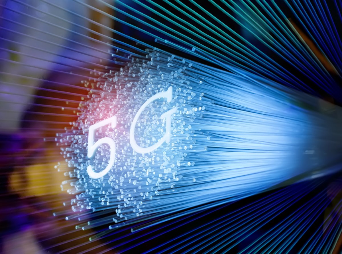 Imagem mostra inscrição 5G e dados sendo transmitidos. Apple quer aprimorar sistema mmWave no iPhone 13 para países além dos Estados Unidos