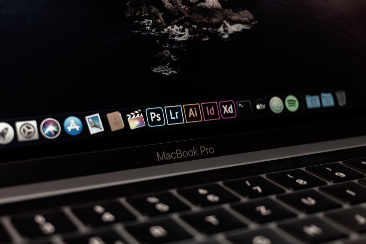 Foto de MacBook com produtos Adobe