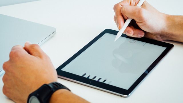 Foto de rapaz usando um iPad e uma Apple Pencil