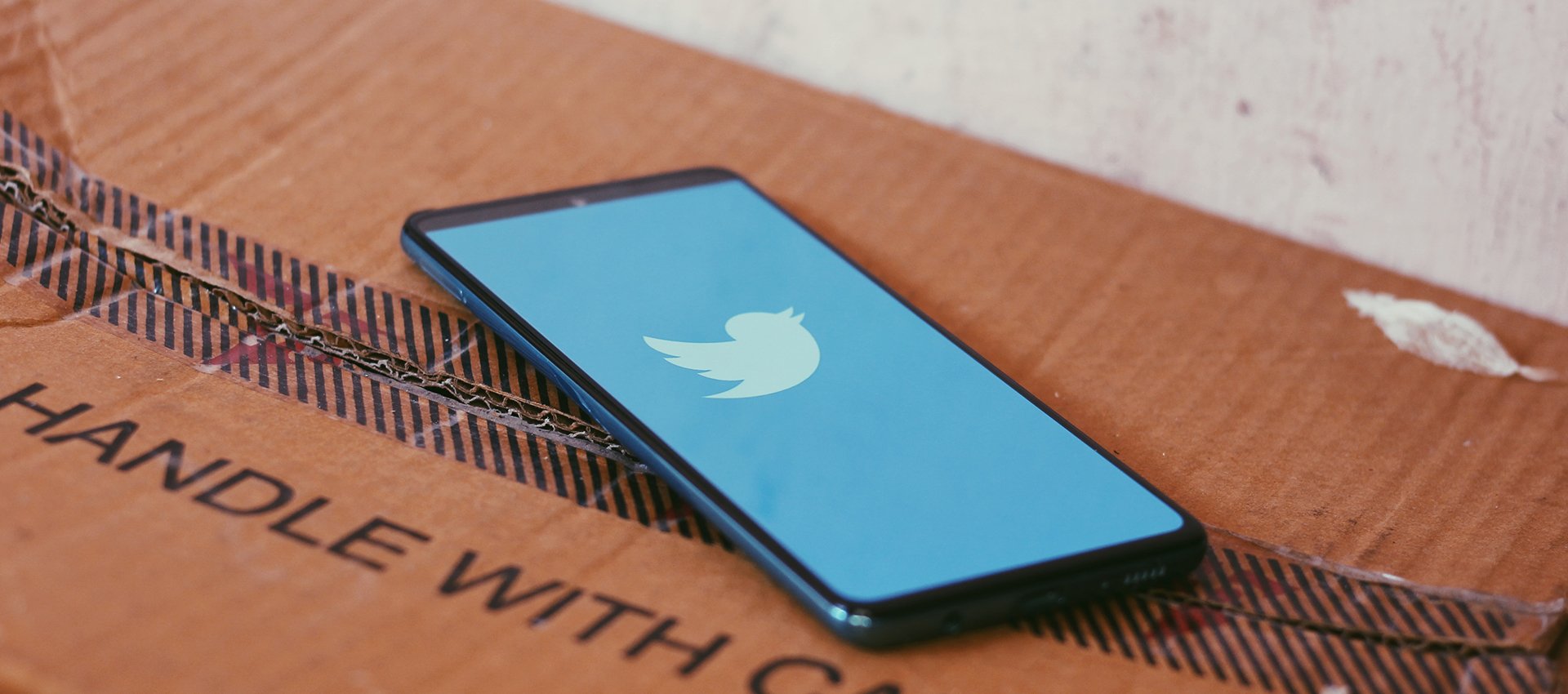 Celular com o aplicativo do Twitter aberto