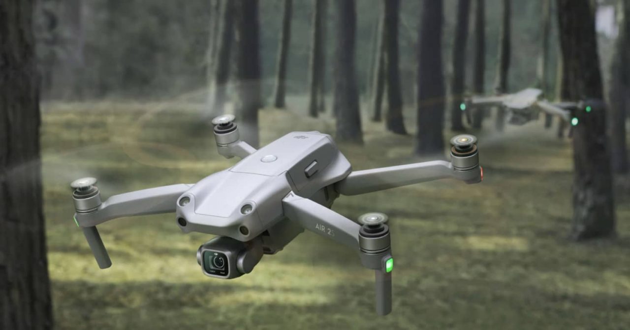 Imagem mostra drones DJI Air 2S, lançamentos da marca, em pleno voo