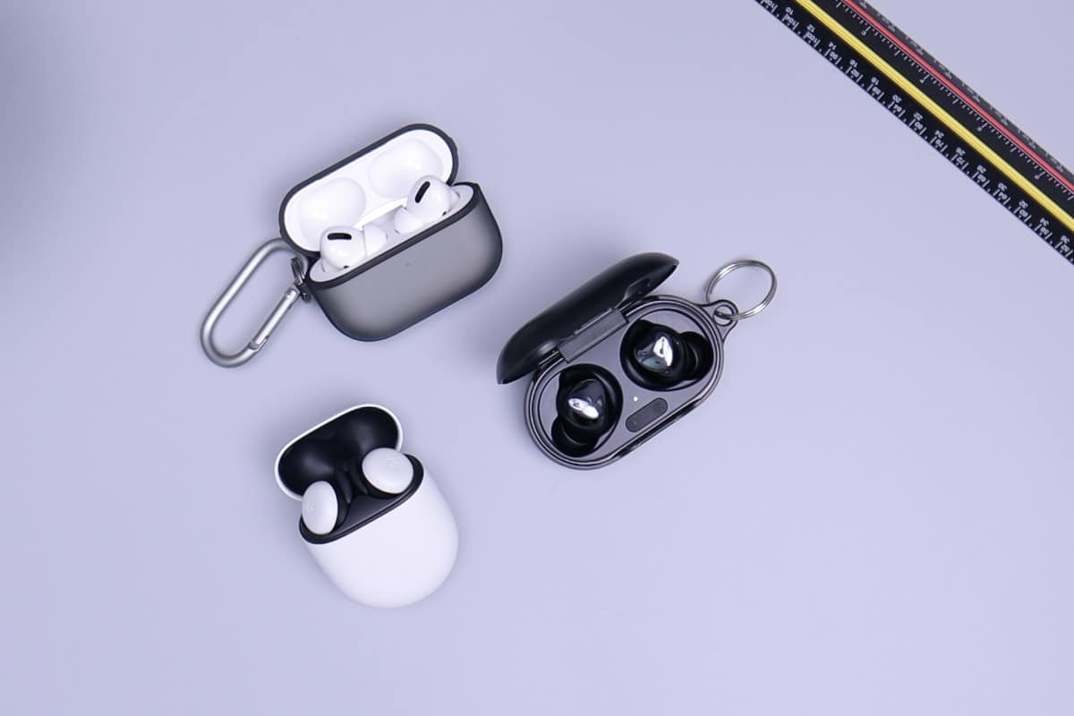 Foto de diversos ear buds em mesa branca