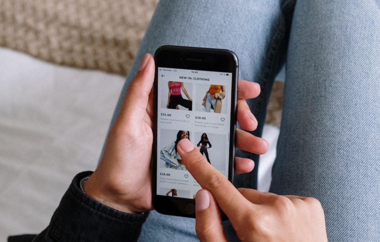 usuária navega por app de shopping no celular