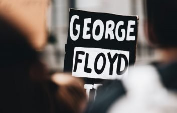 Facebook vai bloquear conteúdo de ódio em caso George Floyd