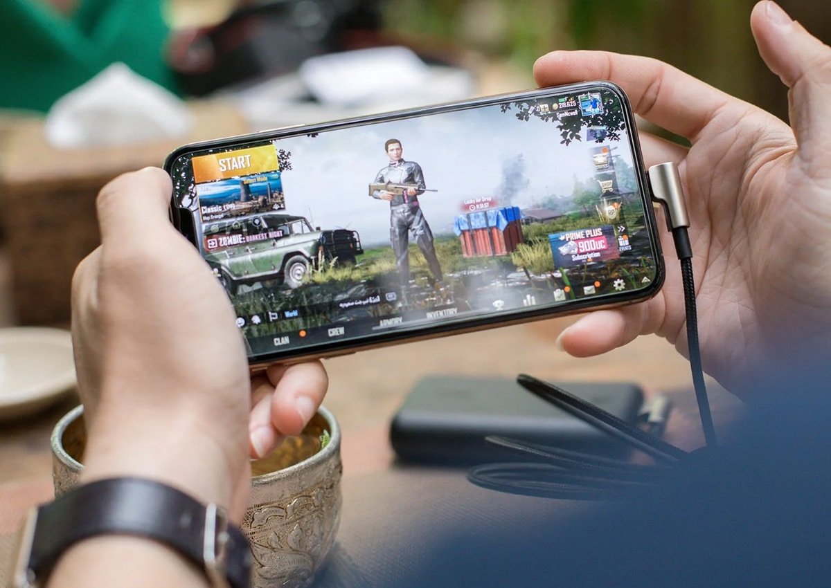 Homem brasileiro jogando o PUBG Mobile