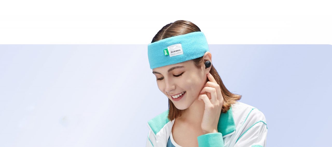 Modelo com o novo fone Realme Buds Q2 preto
