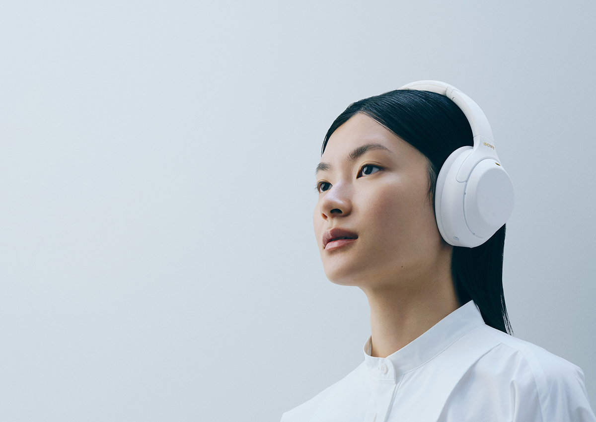 Modelo com os novos Fones Sony WH-1000XM4 na cor branca