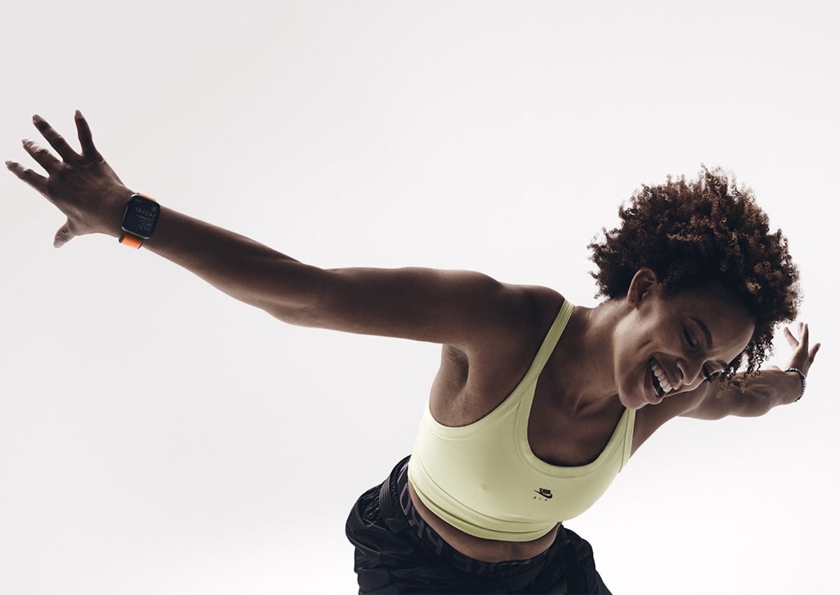 Mulher fazendo movimentos de dança para o aplicativo Apple Fitness+