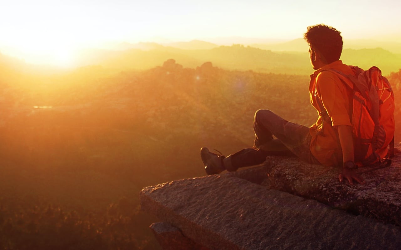 Homem usando um smartwatch e recebendo raios ultravioleta