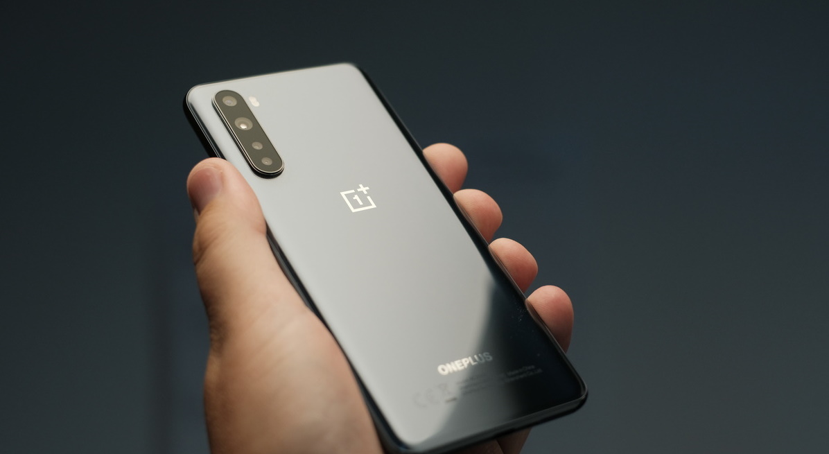 Imagem mostra celular da OnePlus, marca que registrou aumento de quase 400% de vendas na Europa no primeiro trimestre do ano