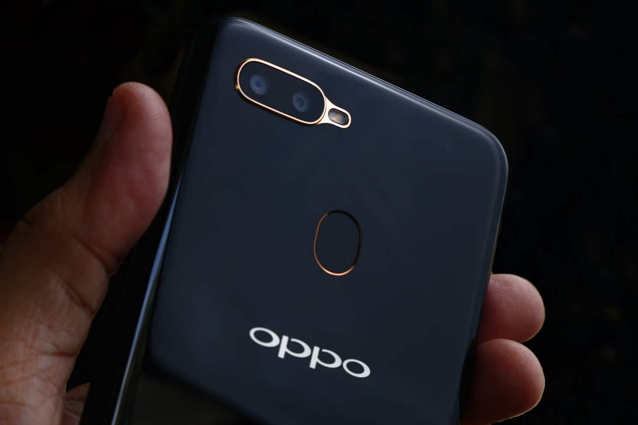 Imagem mostra mão segurando celular Oppo, fabricante que está preparando a linha Reno6, cujas primeiras especificações foram reveladas
