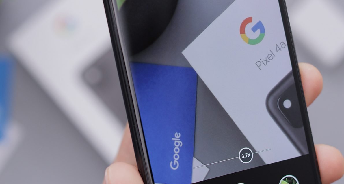 Pessoa escaneando documento do Google com smartphone