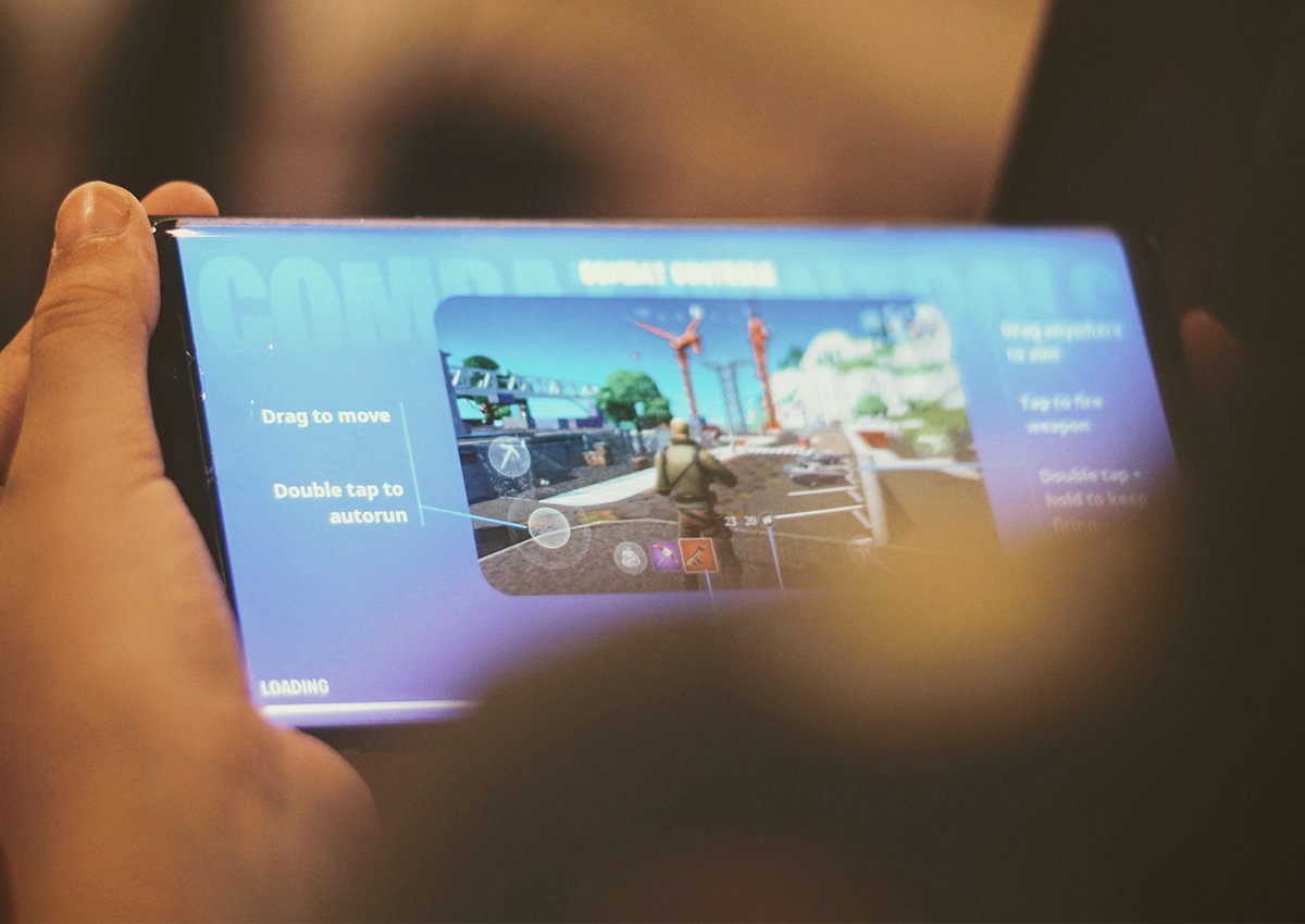 Pessoa jogando Fortnite pelo smartphone com sistema iOS