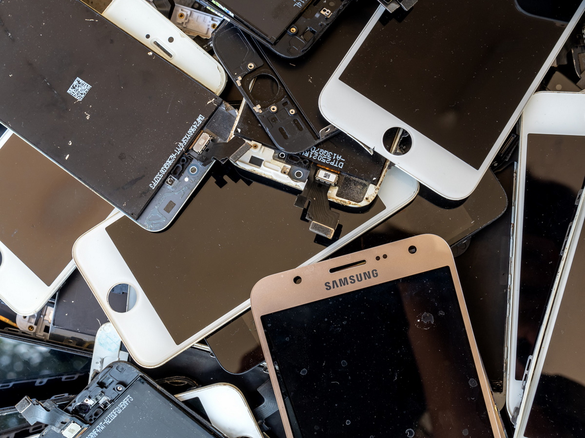 Imagem mostra celulares Samsung quebrados. Na Índia, agora há um serviço de leva e traz para consertar celulares da Samsung