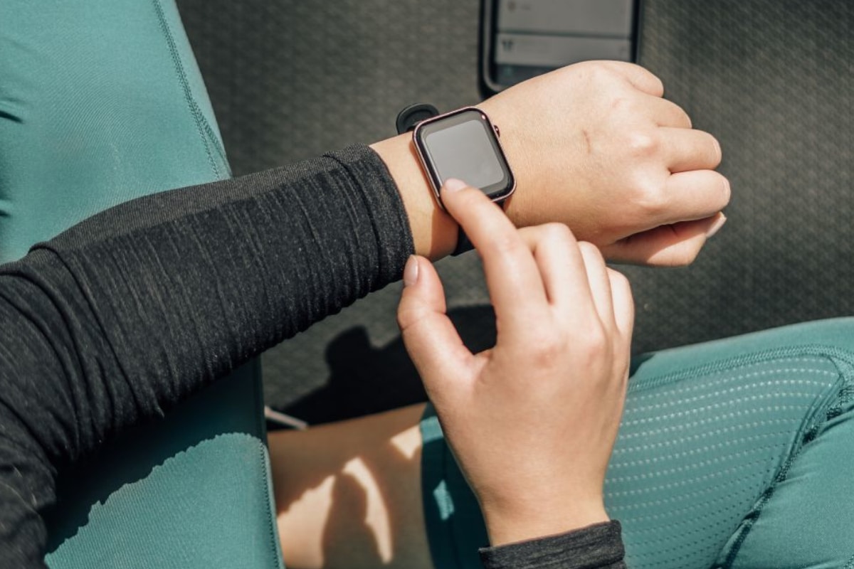 Imagem de homem com TicWatch GTH no puslo