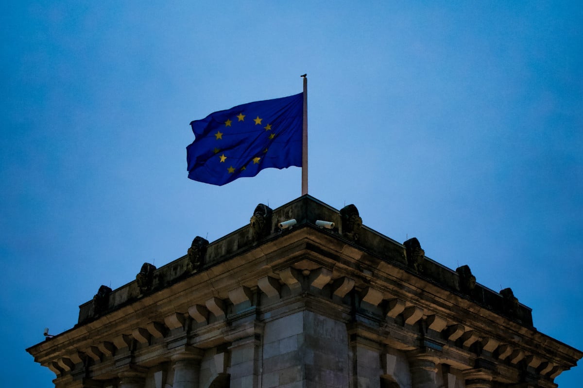 Foto de prédio com a bandeira da união Europeia