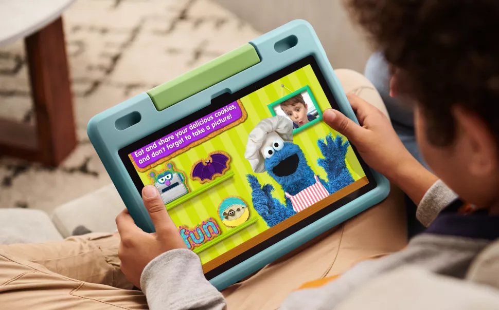 Novo Amazon Fire HD 10 Kids sendo usado por uma criança