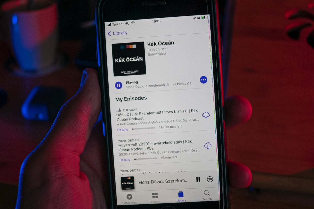 Foto de celular usando o Apple Podcasts
