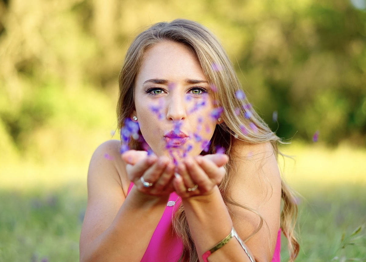 Imagem mostra mulher assoprando, recurso que pode ser integrado aos usuários de smartwatch da Apple no futuro