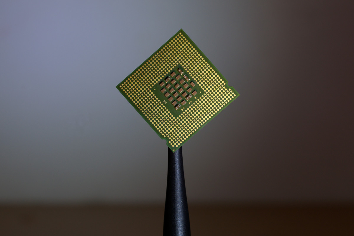 Foto de um chip com dimensões em nanômetros