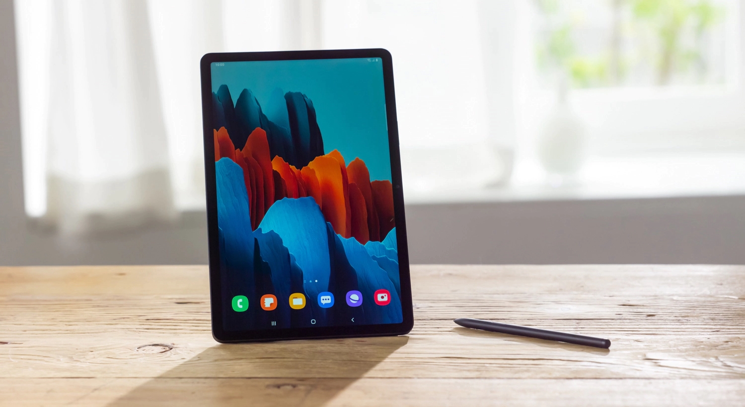 Imagem do tablet Galaxy Tab S7 da Samsung ao lado da S-Pen, que ganha novos recursos