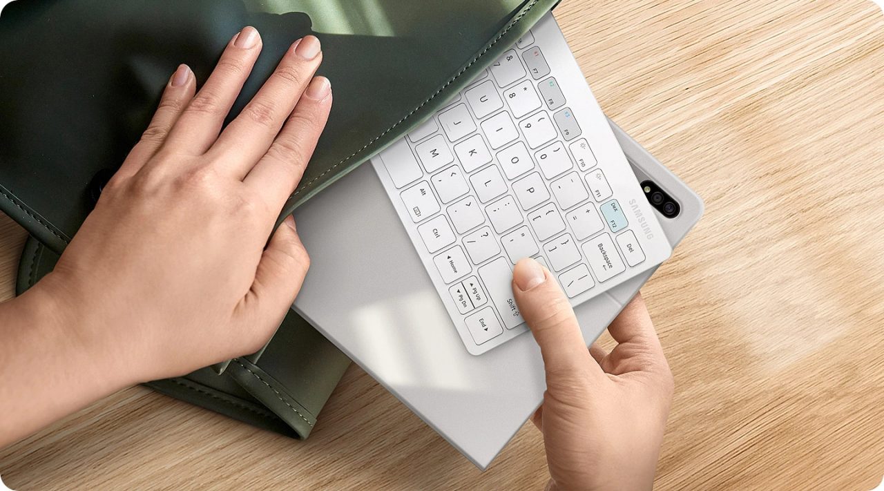 Novo teclado da Samsung com foco no modo DeX sendo colocado em uma bolsa com um tablet