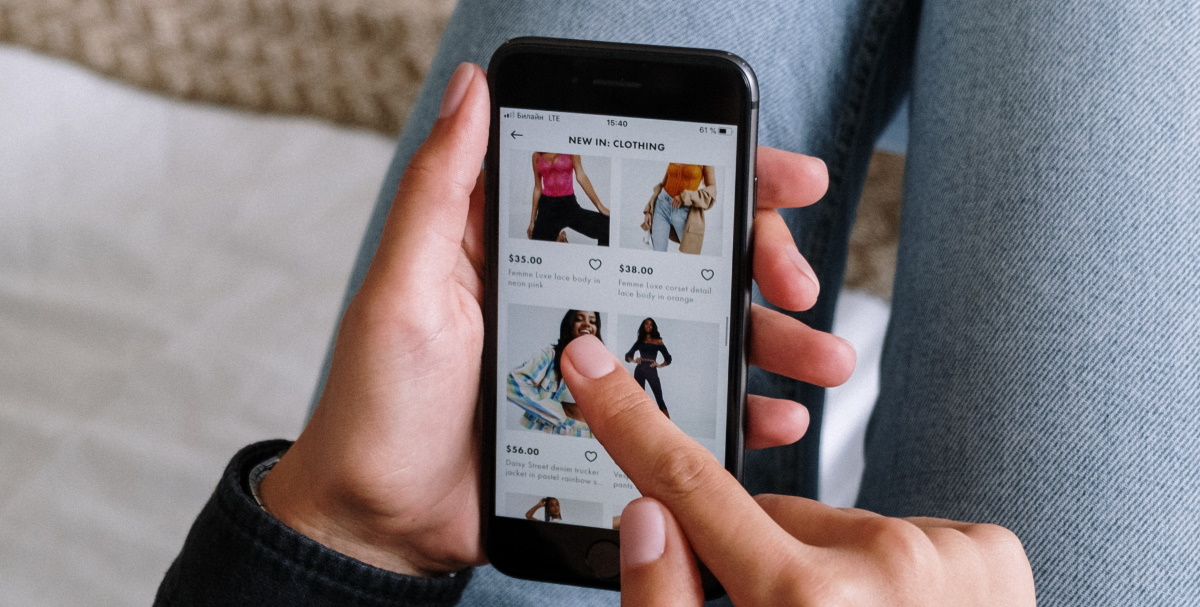 Imagem mostra pessoa procurando algo para comprar pelo celular. Facebook Marketplace, e-commerce da rede social, atingiu 1 bilhão de clientes