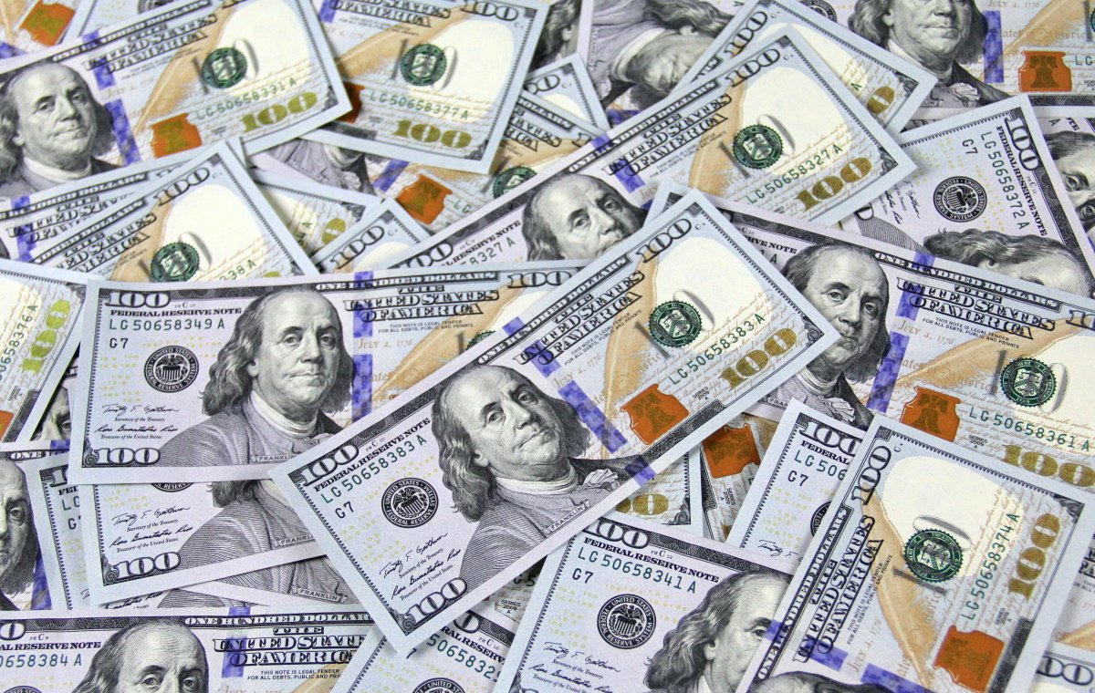 Imagem mostra várias cédulas de dólar, para ilustrar o lucro registrado pelo Facebook no primeiro trimestre de 2021