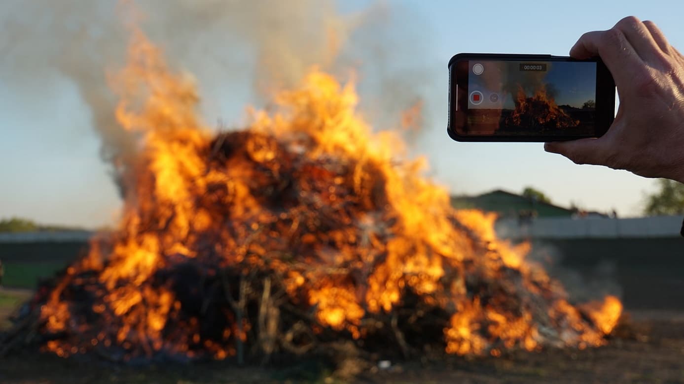 Imagem mostra pessoa com celular filmando incêndio. Carregamento com celulares Vivo Y20 pegou fogo no aeroporto de Hong Kong