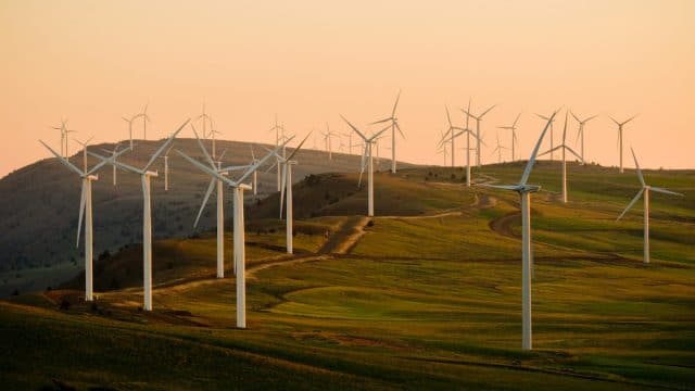 Facebook atinge patamar de energia renovável. Imagem de um sítio de energia eólica