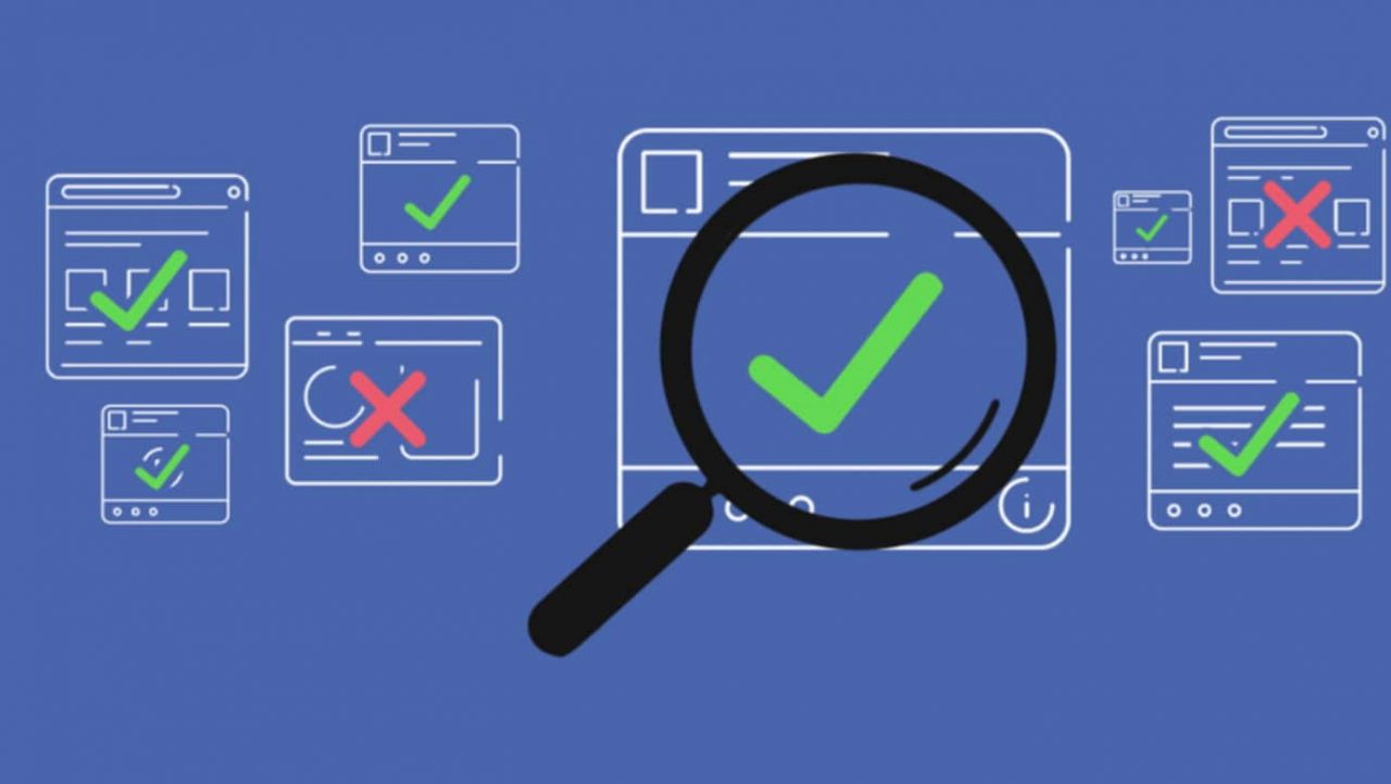 Imagem mostra lupa ticando conteúdos do Facebook com sinais verdes e vermelhos. Plataforma vai adicionar rótulo para conteúdo satírico
