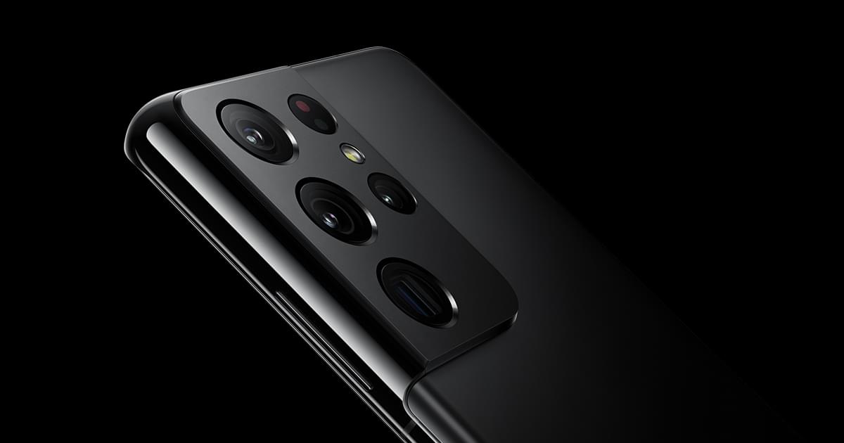 Imagem mostra detalhe da câmera do Galaxy S21, que receberá patch de atualização da Samsung em breve