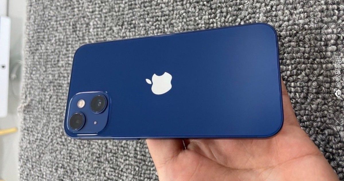 Imagem do suposto iPhone 13 Mini na mão de uma pessoa