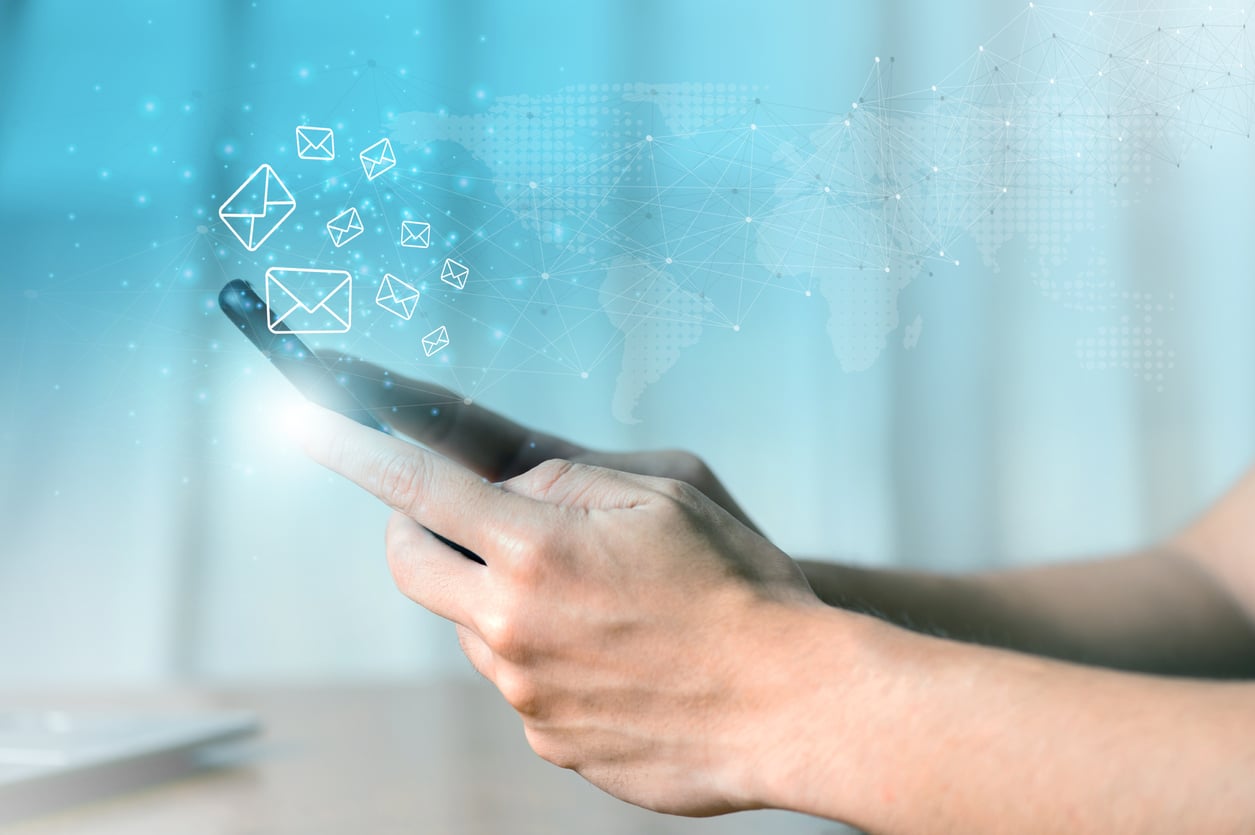 pessoa mandando mensagem