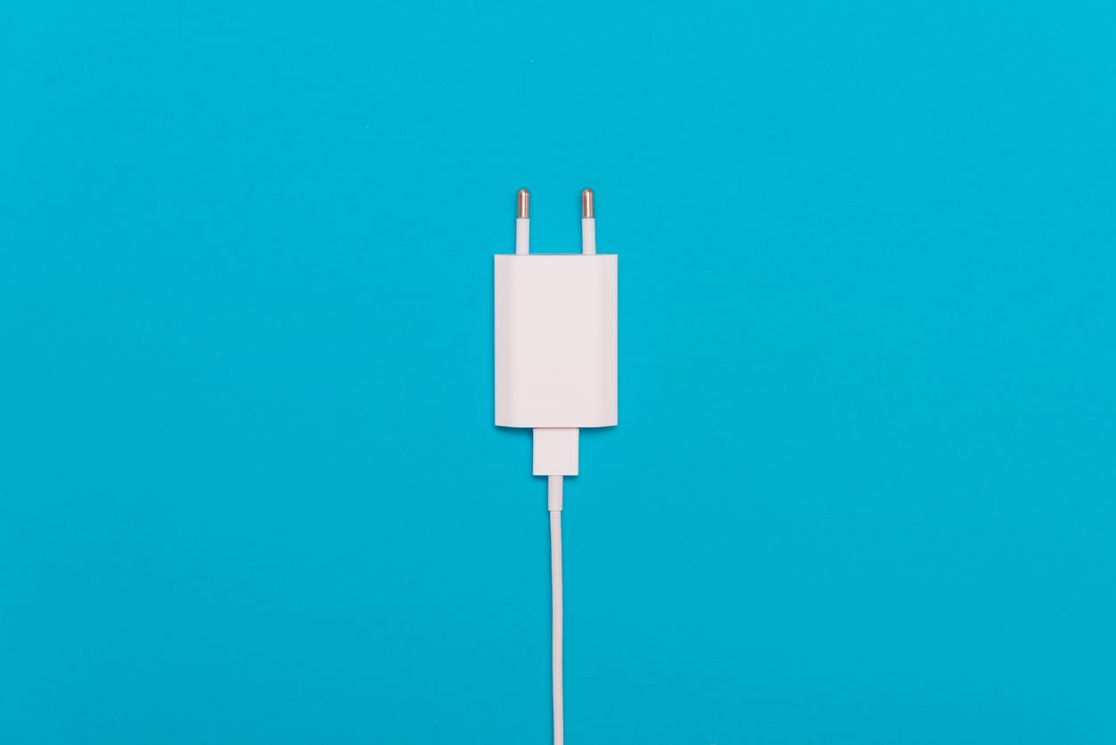 Huawei pode ser a próxima empresa a abandonar os carregadores de suas caixas. Foto: Ilona Hrechkina/iStock