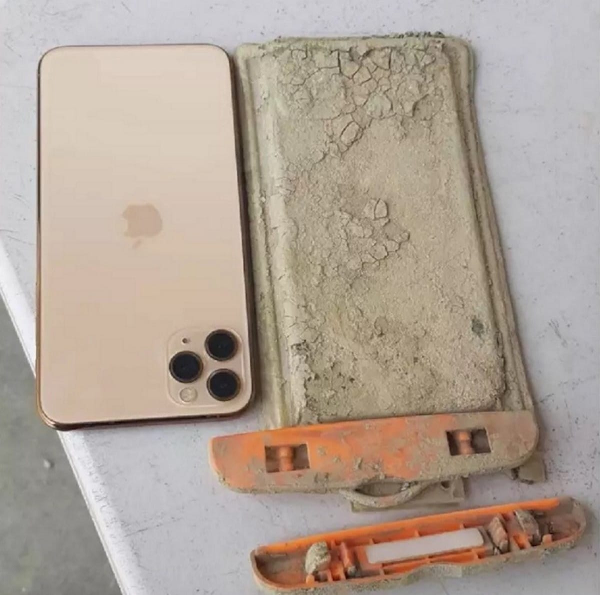 Imagem mostra iPhone 11, ainda sujo depois de ter ficado um ano perdido no fundo de um lago em Taiwan