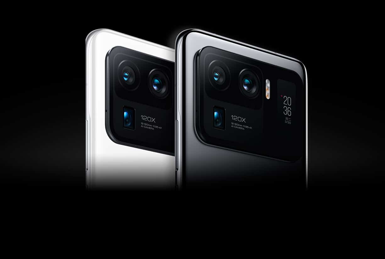 Imagem mostra traseira do Mi 11 Ultra, com destaque para a tela secundária, que é exatamente a mesma da Mi Band 5