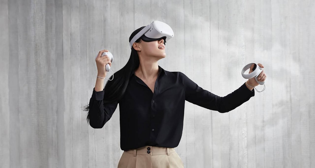 Moça usando o Oculus Quest 2 que poderá ser conectado por meio do Wi-Fi