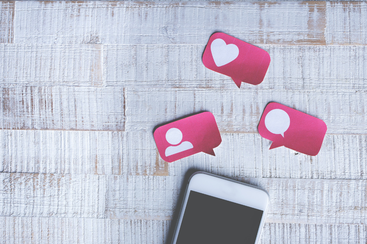 Imagem de um iPhone com notificações