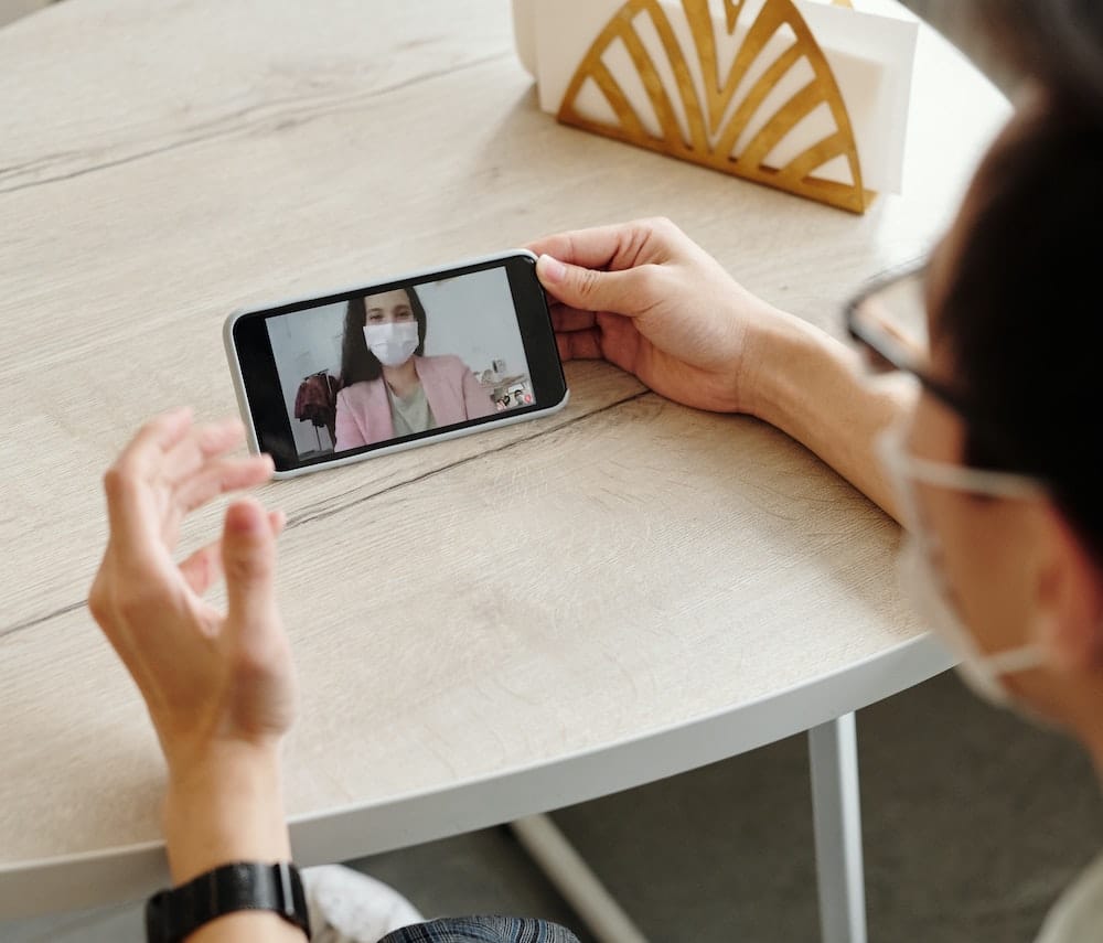 pessoas em videochamadas no celular