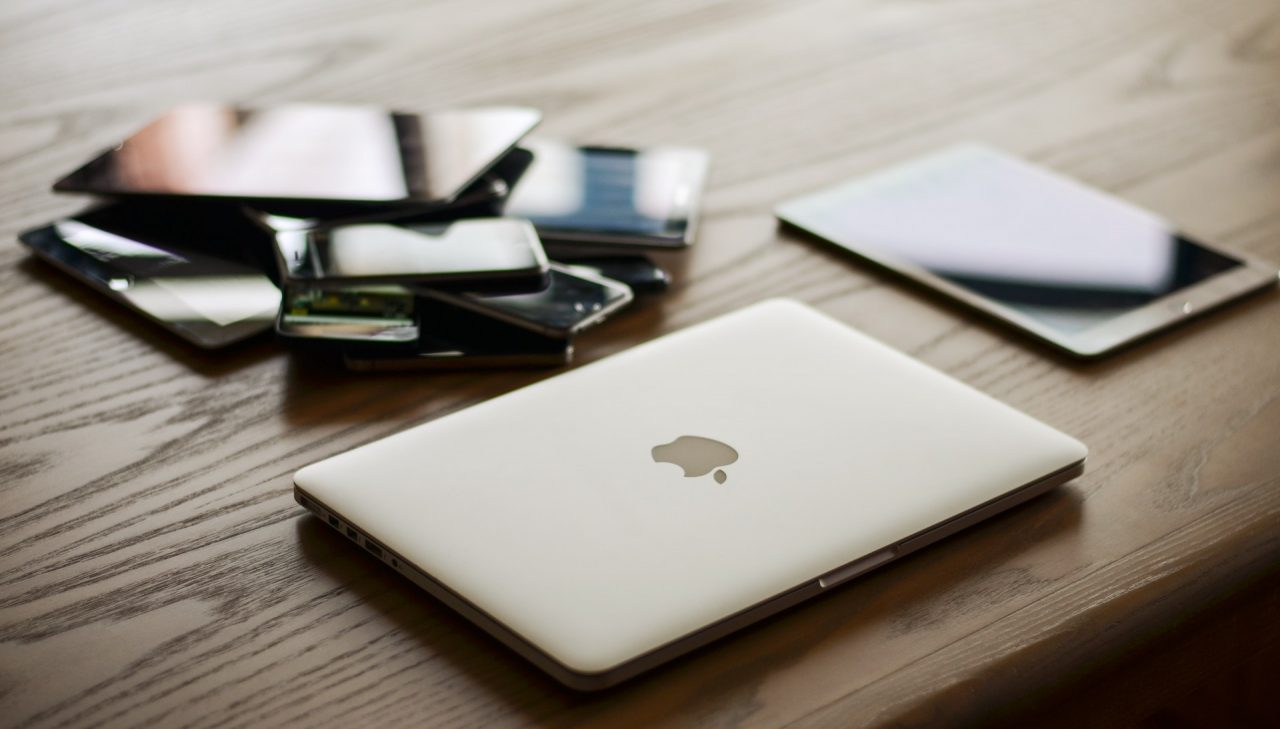 Mesa com dispositivos eletrônicos o que inclui um iPad da Apple, agora obrigada na Espanha a fornecer três anos de garantia