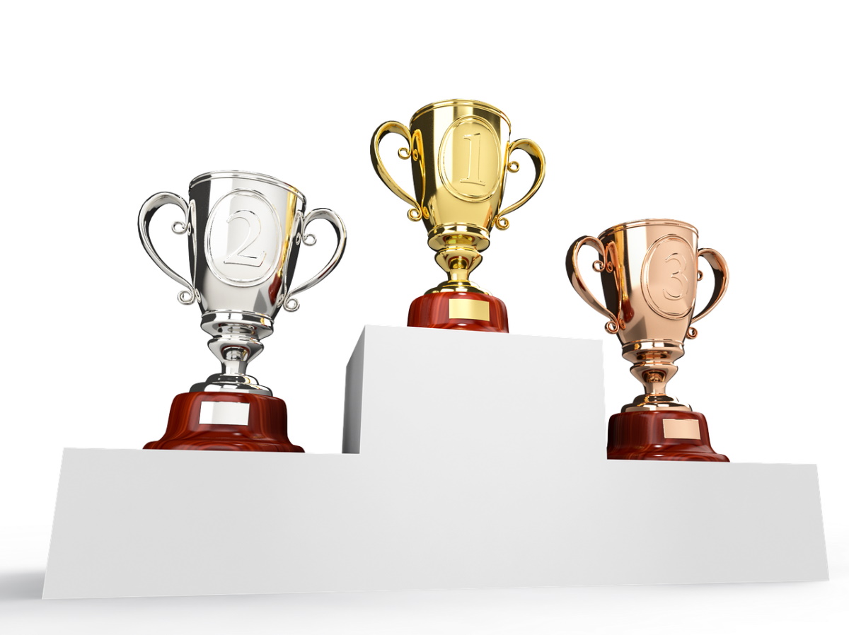 Imagem mostra pódio com três troféus, para ilustrar saída da Huawei do grupo de maiores fabricantes de celulares em 2021. Empresa não apareceu nem entre as 5 maiores fabricantes