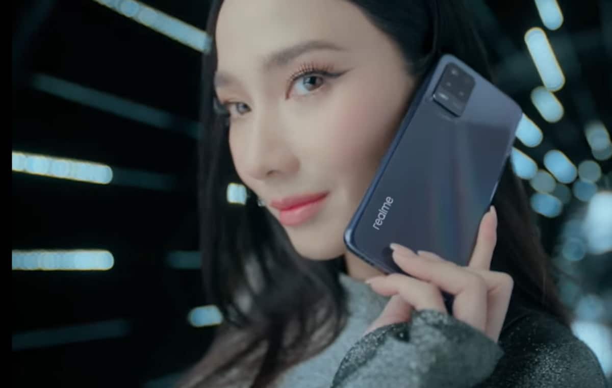 Imagem mostra mulher segurando o Realme 8 versão 5G, que será lançado oficialmente no dia 21 de abril