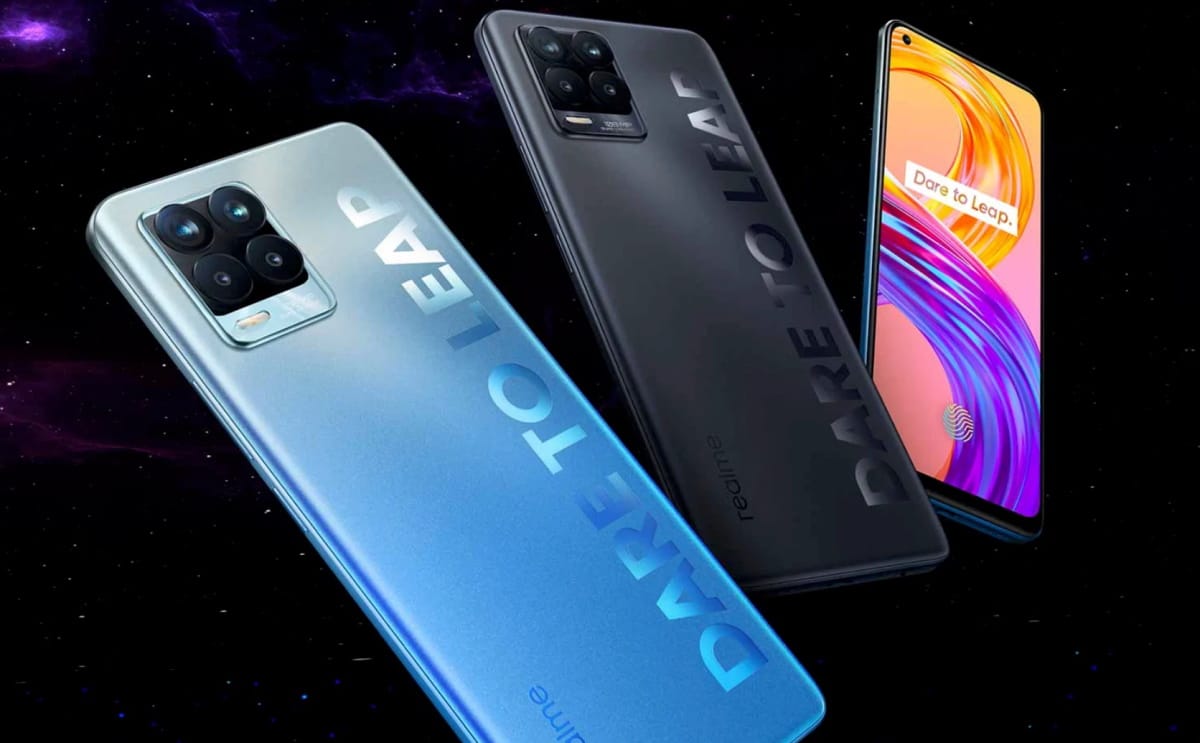 Imagem mostra três celulares modelo Realme 8 flutuando, com inscrição Dare to Leap às costas. Fabricante pode lançar o Realme 8i em breve