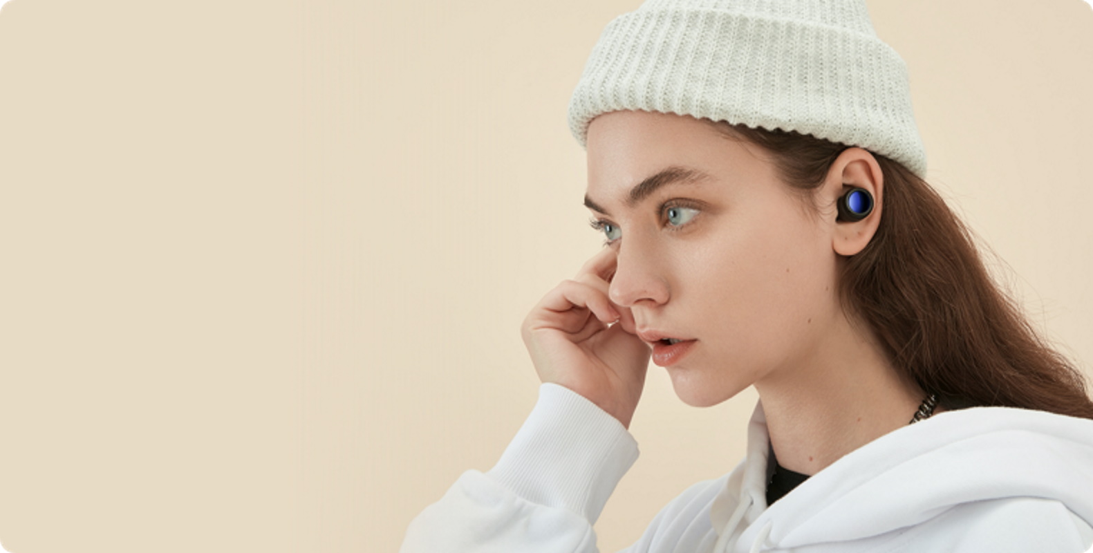 Imagem mostra moça usando os fones Realme Buds Air 2 Neo, que em breve chegarão ao Brasil